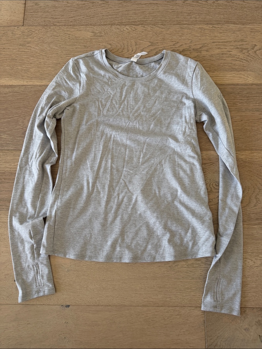 ALO Yoga Lightweight Long-Sleeve Crewneck Tee in Light Gray
